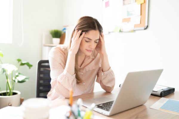 Stres v práci a na home office: Ako si odpočinúť?